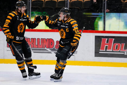 Skellefteås Jonathan Johnson och Jonathan Pudas jublar