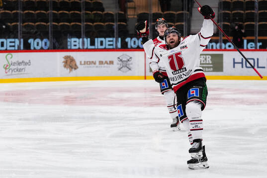 Örebros David Quenneville jublar