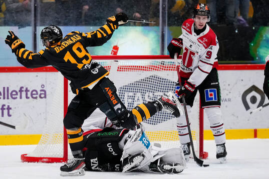 Skellefteås Martins Dzierkals gör 3-2 och jublar
