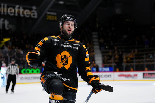 Skellefteås Martins Dzierkals gör 3-2 och jublar