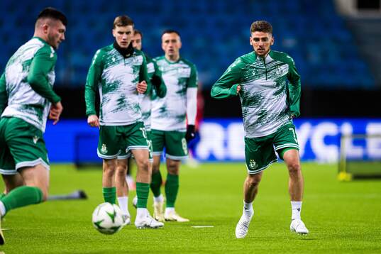 Dylan Watts of Shamrock Rovers warms up