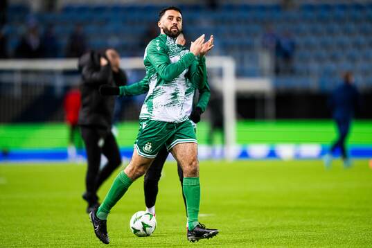 Roberto Lopes of Shamrock Rovers warms up