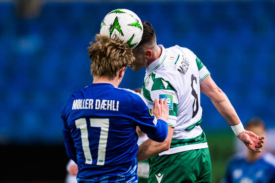 Mats Møller Dæhli of Molde and Aaron McEneff of Shamrock