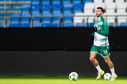 Danny Mandroiu of Shamrock Rovers warms up