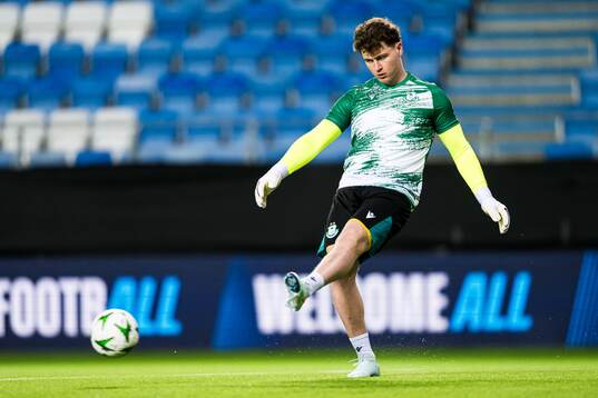 Edward Mcginty of Shamrock Rovers warms up