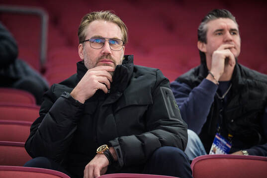 Former player Peter Forsberg of Sweden looking at team