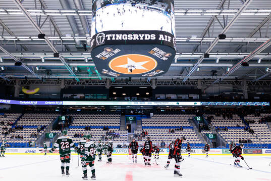 Tingsryds och Nybros spelare värmer upp
