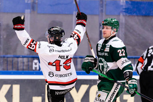 Nybros Kalle Holm jublar och Tingsryds Oliver Bohm deppar