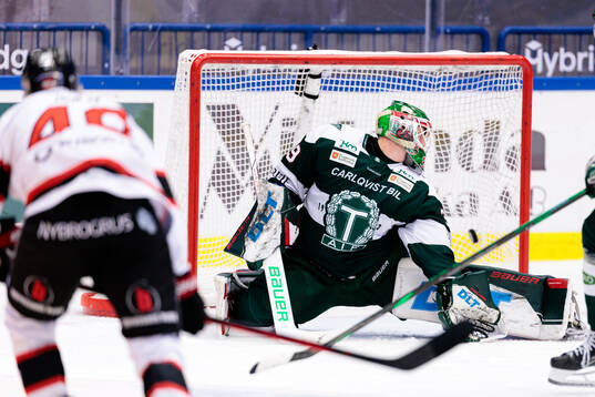 Nybros Kalle Holm gör mål 0-3 bakom Tingsryds målvakt