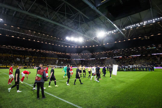 Degerfors och AIKs spelare gör entré