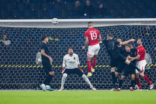 Degerfors Omar Faraj gör 1-1 bakom AIKs målvakt