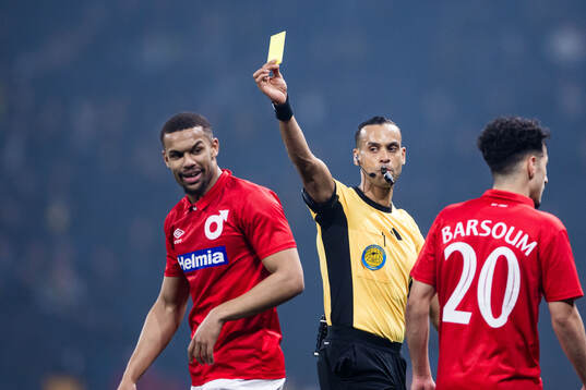 Degerfors Leon Hien tilldelas gult kort av domare Farouk
