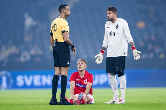 Degerfors Elias Pihlström har ont och AIKs målvakt