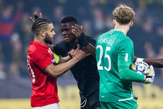 Degerfors Bernardo Morgado och AIKs Emmanuel Gono