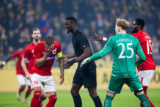 Degerfors Bernardo Morgado och AIKs Emmanuel Gono