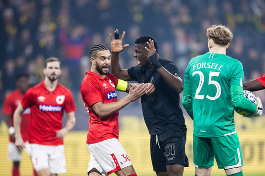 Degerfors Bernardo Morgado och AIKs     Emmanuel Gono i ett