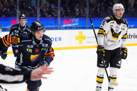 Djurgårdens Arvid Costmar jublar och Västerås Olle