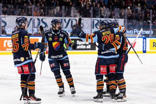 Djurgårdens Fredric Weigel jublar med lagkamrater
