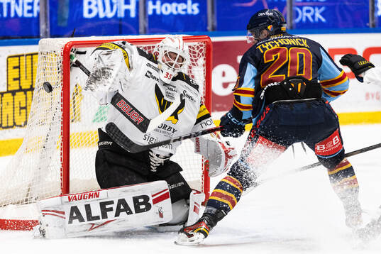 Västerås målvakt Christian Engstrand och Djurgårdens