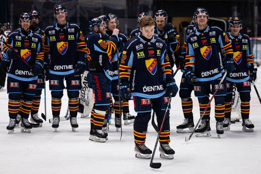Djurgårdens Viggo Björck tackar publiken