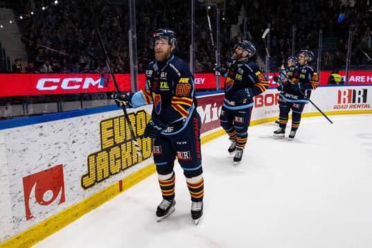 Djurgårdens Linus Klasen tackar publiken