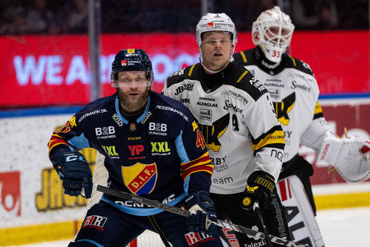 Djurgårdens Patrick Thoresen och Västerås Niklas Folin
