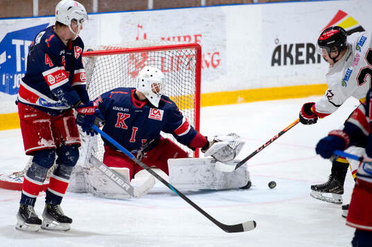 Kovlands Oskar Edström Petre och målvakt Elvinas Karla