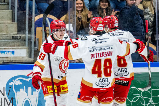 Kalmars William Eckmyhl jublar med lagkamrater