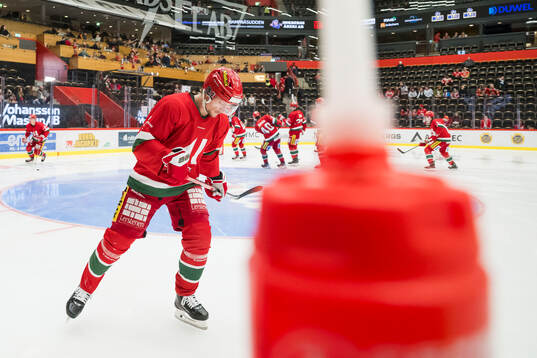 Modos David Rundblad innan ishockeymatchen i SHL mellan
