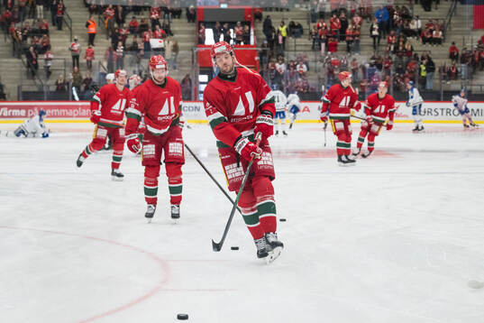 Modos David Rundblad innan ishockeymatchen i SHL mellan
