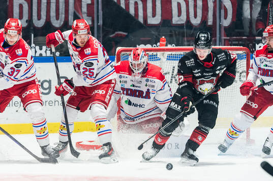 Malmö Redhawks Joona Ikonen och Timrås Linus Nässén och