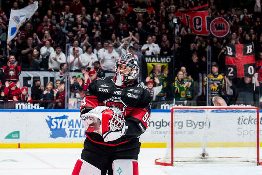Malmö Redhawks målvakt Marek Langhamer jublar