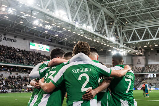 Hammarbys Paulos Abraham jublar med lagkamrater