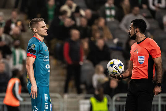 Varbergs Gustav Broman i diskussion med domare Mohammed