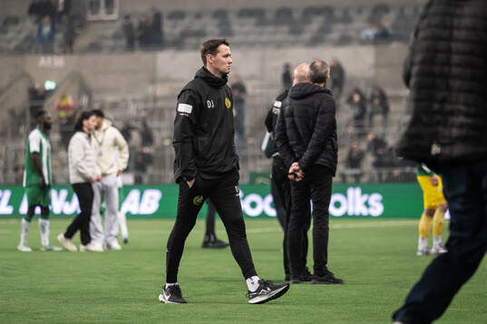 Hammarbys assisterande tränare Douglas Jakobsen deppar