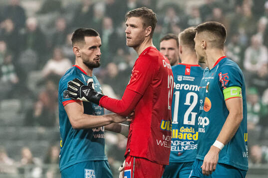 Varbergs Erion Sadiku och målvakt Fredrik Andersson
