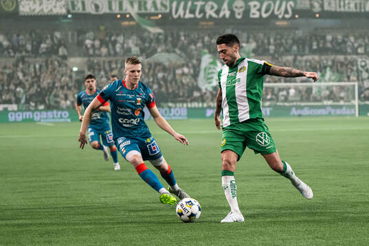 Varbergs Emil Hellman och Hammarbys Nahir Besara