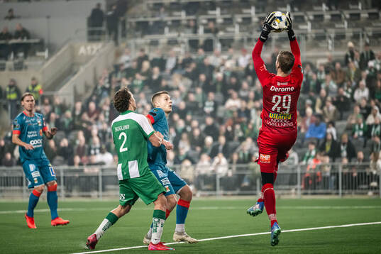 Hammarbys Hampus Skoglund mot Varbergs Gustav Broman och