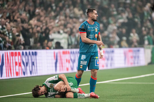 Hammarbys Hampus Skoglund har ont bredvid Varbergs Erion