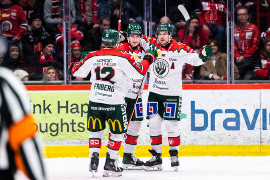 Frölundas Max Friberg och Jacob Peterson jublar vid 2-3