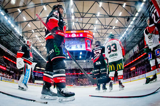 Örebros målvakt Jonas Arntzen och Ludvig Larsson deppar
