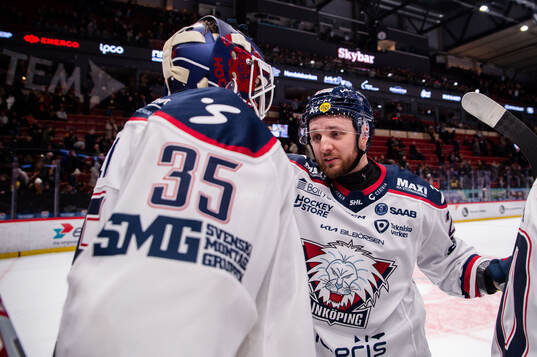 Linköpings målvakt Adam Werner och Robin Kovacs jublar