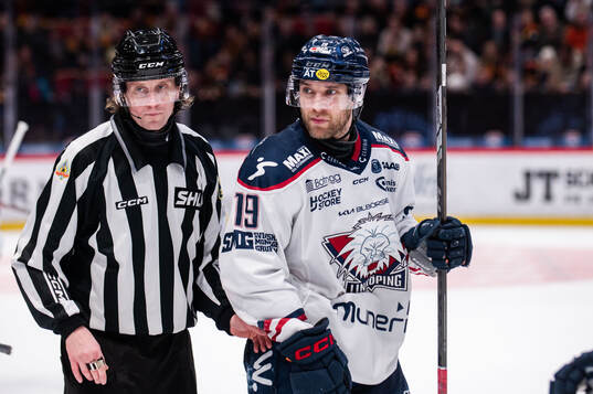 Linjedomare Fredrik Altberg och Linköpings Patrick Russell