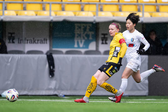 Elfsborgs Leann Nyström och Växjö DFFs Miho Kamogawa