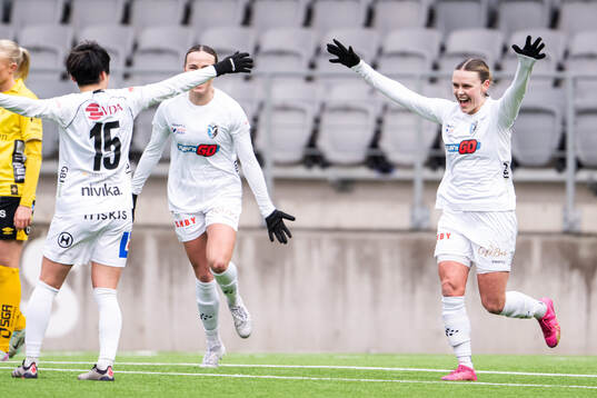 Växjö DFFs spelare jublar