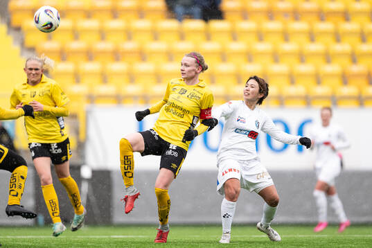 Elfsborgs Leann Nyström och Växjö DFFs Miho Kamogawa