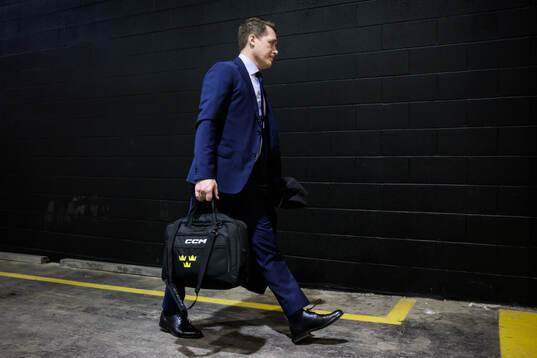 Head coach Sam Hallam of Sweden arrives to the arena for