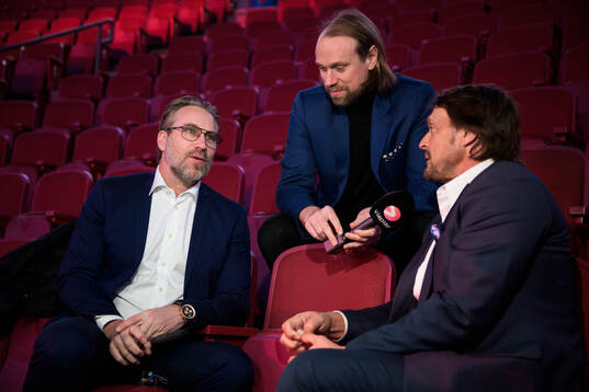 Former players Peter Forsberg of Sweden and Teemu Selänne