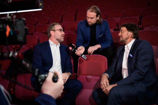 Former players Peter Forsberg of Sweden and Teemu Selänne