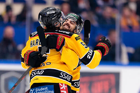 Luleås Marcus Hardegård och Frederic Allard jublar